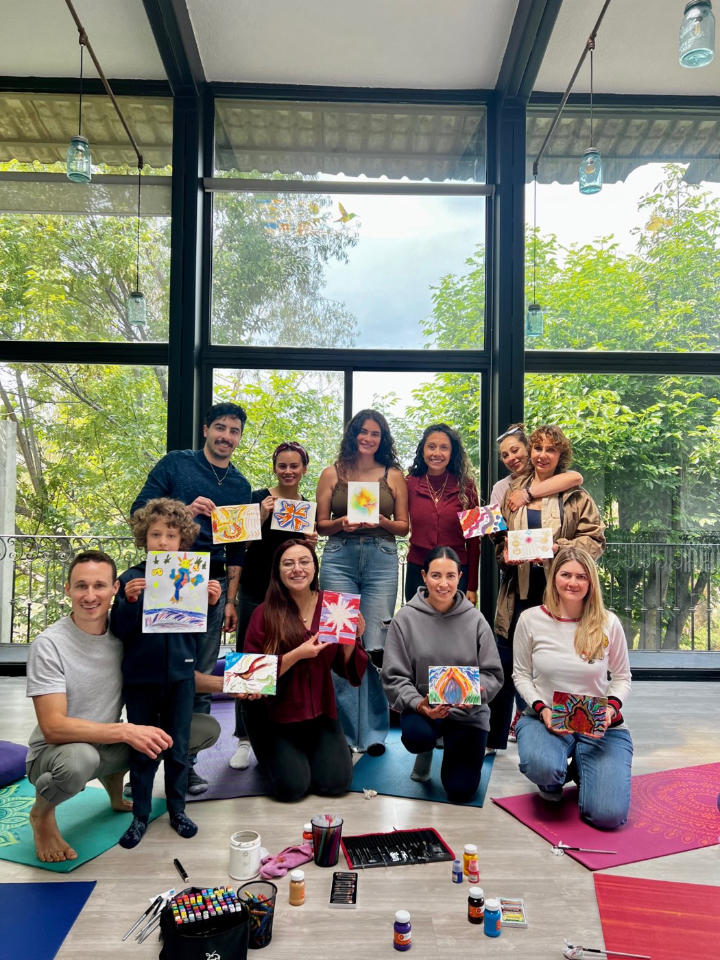 Participantes mostrando sus obras de arteterapia