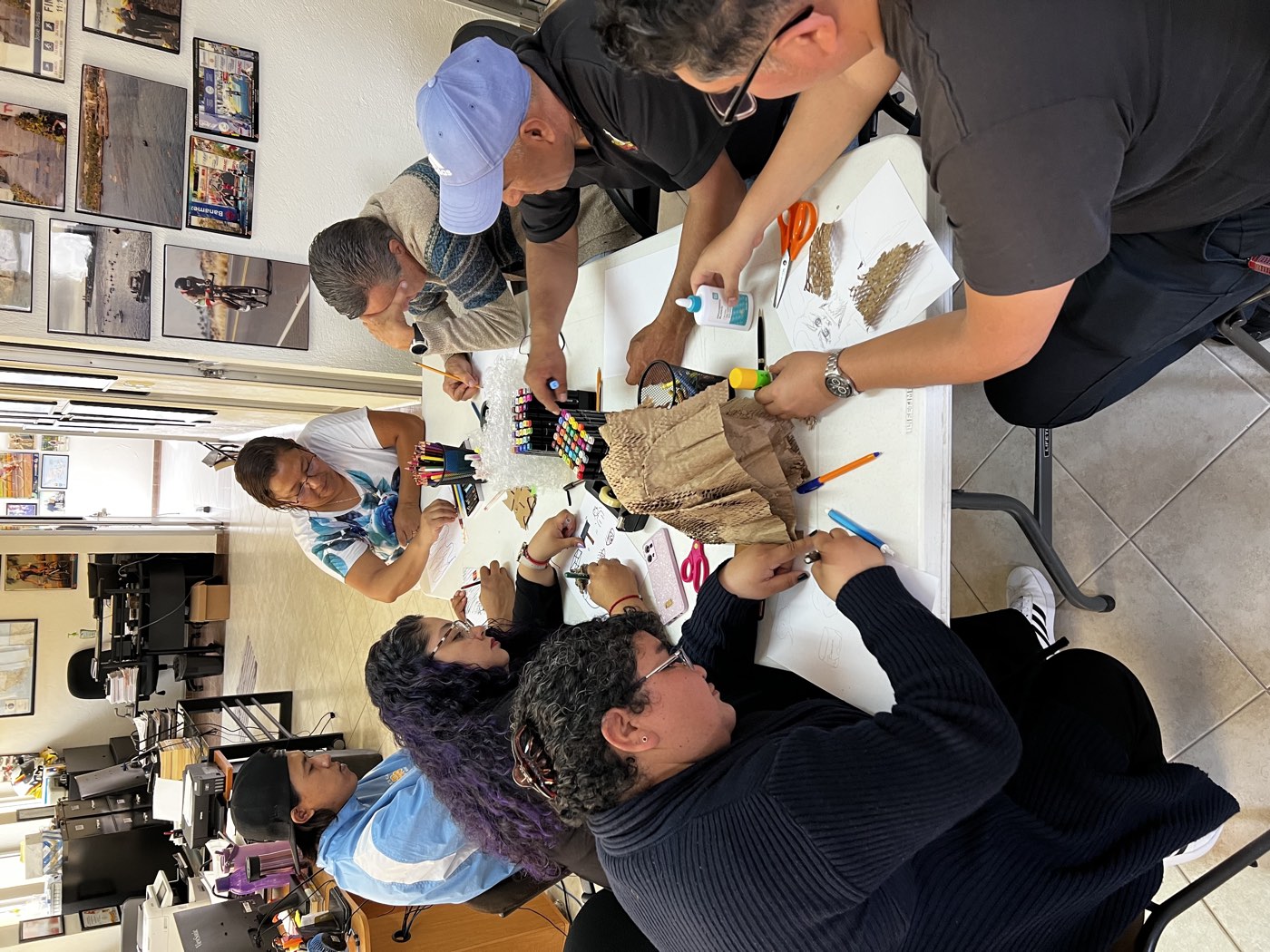 Equipo trabajando con materiales de arte