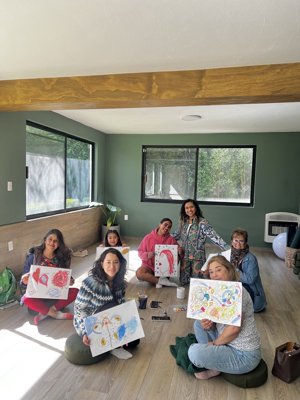 Grupo con sus pinturas al cierre del taller