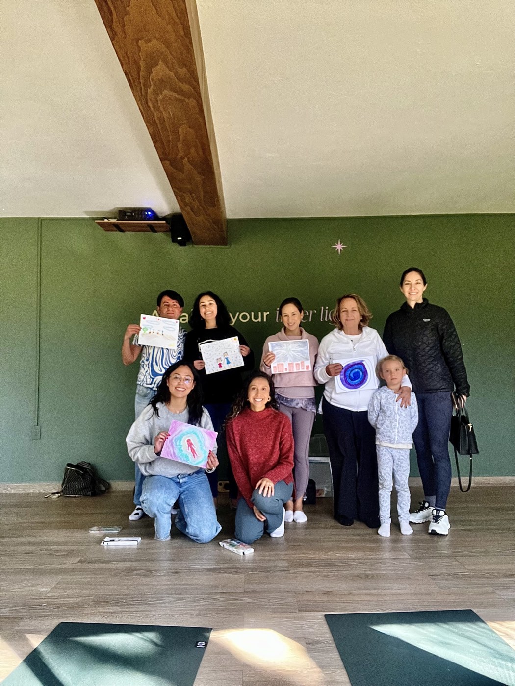 Grupo con sus obras al cierre de un taller