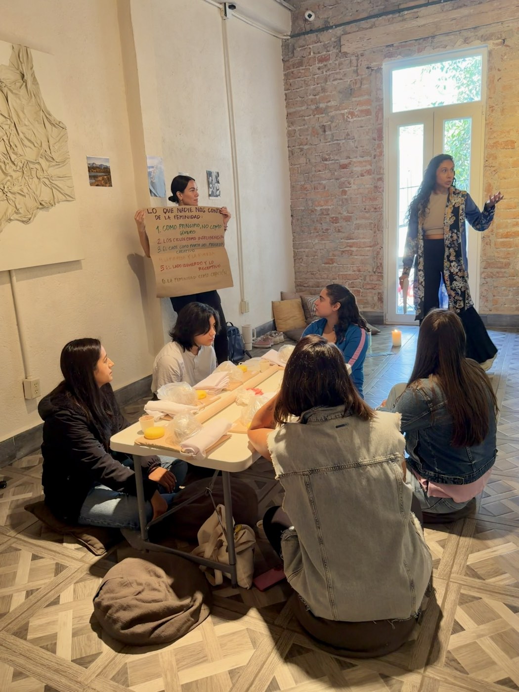 Paulina guiando una sesión de arteterapia en grupo