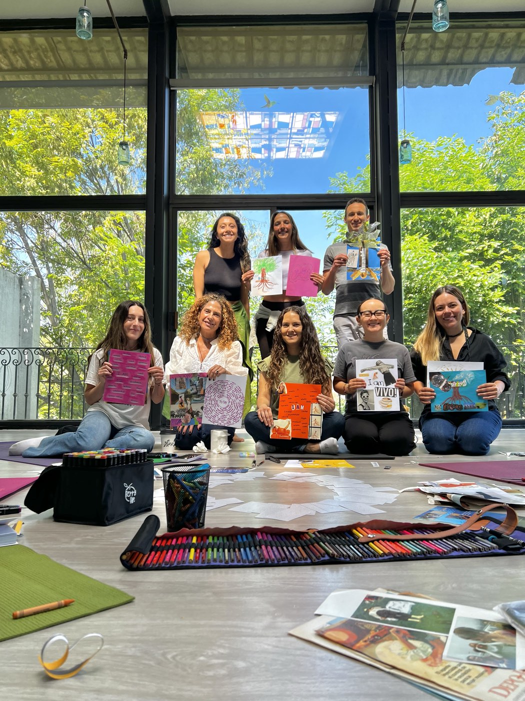 Grupo mostrando sus obras al final de un taller de arteterapia