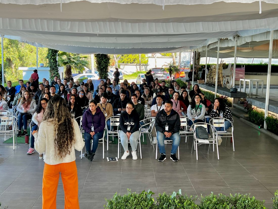 Paulina frente a un auditorio en un evento corporativo