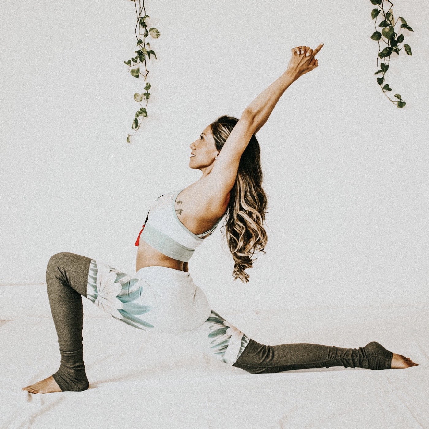 Paulina en postura de yoga