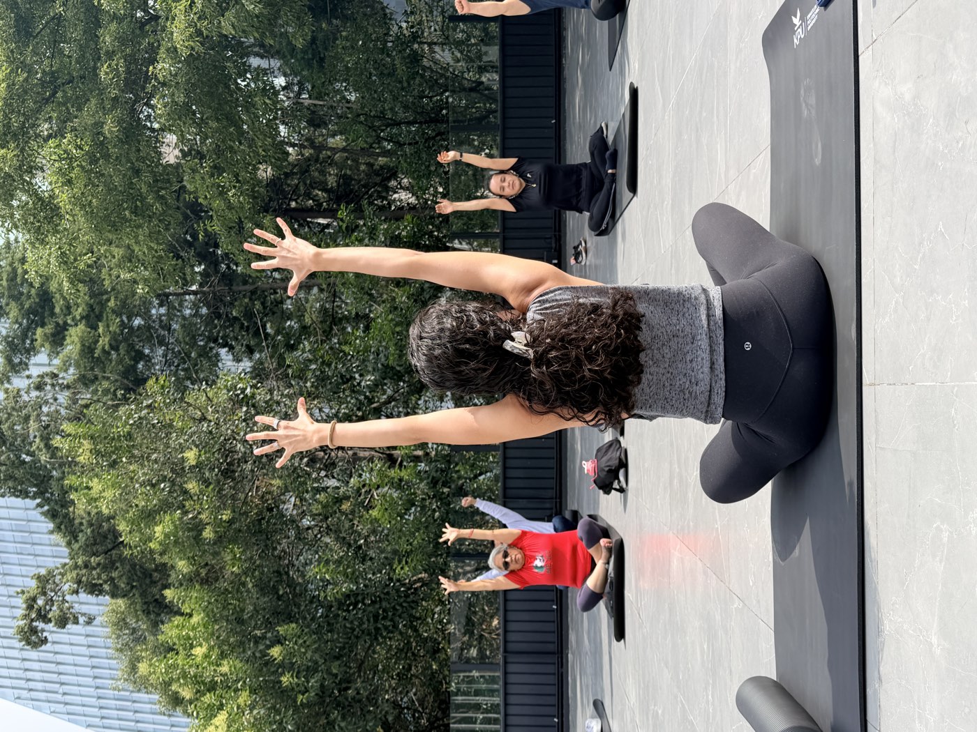 Paulina guiando una clase de yoga en una terraza